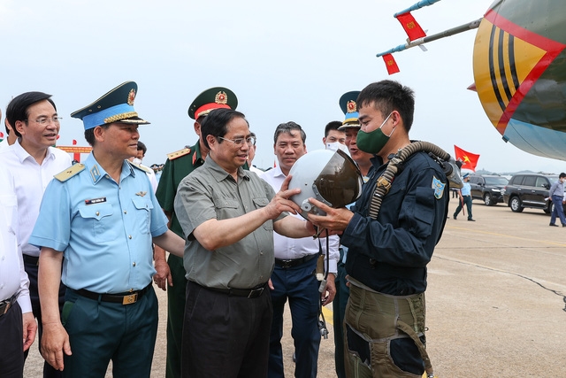 Le PM visite des établissements économiques et sociaux à Ninh Thuan